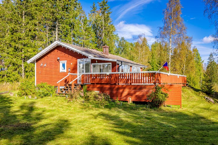 Classic Red Cottage Retreat